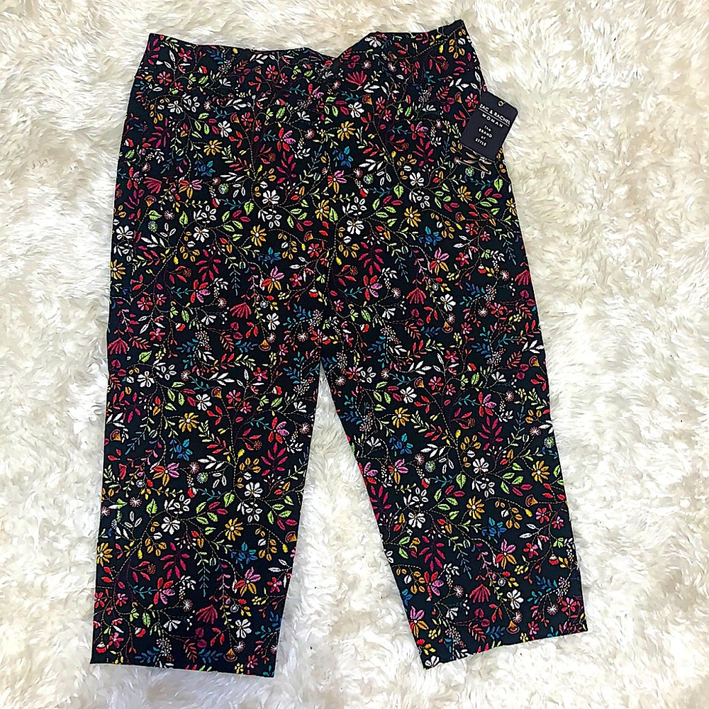 🚨 Floral Pattern Capris 🚨